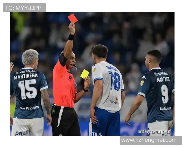 足球明星与裁判亲密合影展现赛场友谊与尊重的精彩瞬间